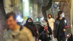 El barbijo volvió a ser utilizado por cordobeses, en muchos casos de manera espontánea (La Voz archivo).