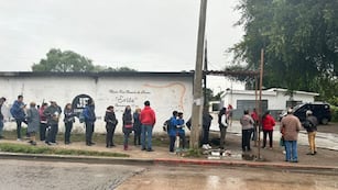 Vecinos de un barrio de Córdoba reclamaron en una parada de línea de colectivos.