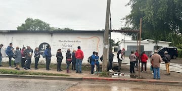 Vecinos de un barrio de Córdoba reclamaron en una parada de línea de colectivos.
