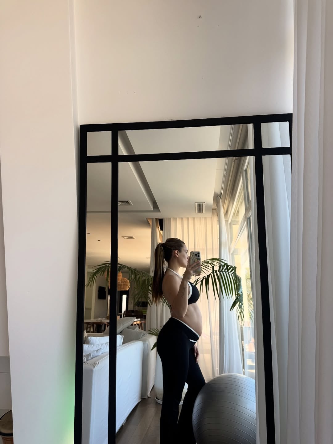 Cami Homs apostó por un look deportivo total black y lució su pancita de embarazada