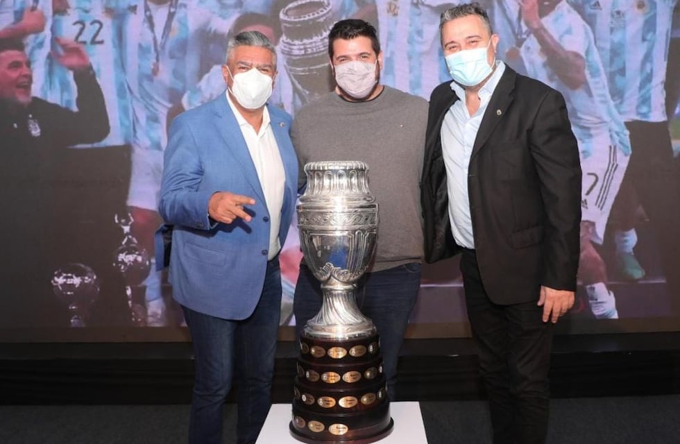 El presidente de Instituto posó con la Copa América y con Chiqui Tapia
