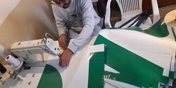 Miembro del proyecto Reiniciar creando bolsas reutilizables.