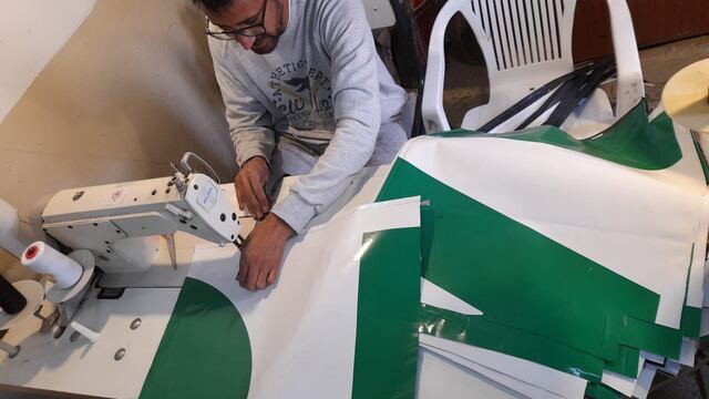 Miembro del proyecto Reiniciar creando bolsas reutilizables.