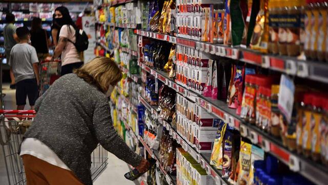 Las bebidas en supermercados y otros locales se encarecieron casi 25% en el último mes. (Pedro Castillo)