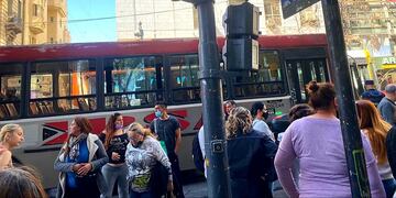 Un colectivo embistió a un hombre en la esquina de General Paz y 9 de julio.