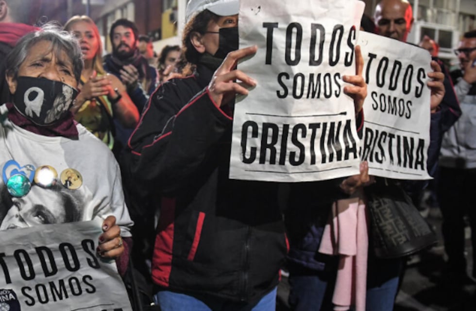 La reacción de los funcionarios en las redes tras el ataque a Cristina Kirchner: una escarapela en defensa de la democracia