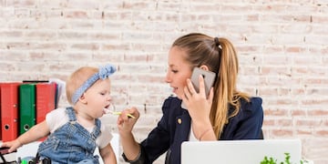 Las mujeres continúan experimentando desigualdades de género en el mercado laboral, según dos estudios.