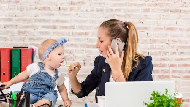 Las mujeres continúan experimentando desigualdades de género en el mercado laboral, según dos estudios.