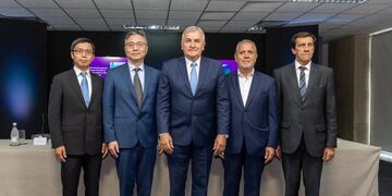De izquierda a derecha, David Chen, John Li, Gerardo Morales, Juan Carlos Abud Robles y Carlos Sadir.