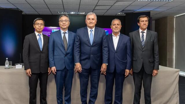 De izquierda a derecha, David Chen, John Li, Gerardo Morales, Juan Carlos Abud Robles y Carlos Sadir.