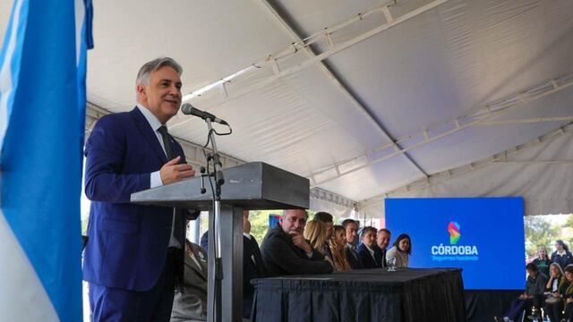 El gobernador Martin Llaryora estuvo en el desfile cívico militar en la ciudad de Cruz del Eje, al conmemorarse el 174° aniversario del fallecimiento del general José de San Martín. (Prensa Gobierno de Córdoba)