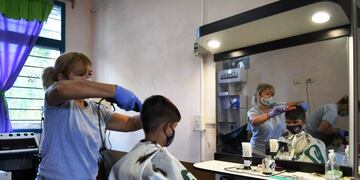 Los niños que acuden a la institución recibieron cortes de peluquería de cara al inicio de clases.