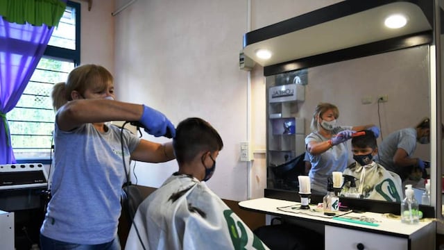 Los niños que acuden a la institución recibieron cortes de peluquería de cara al inicio de clases.
