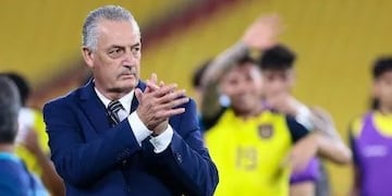 Acusan a Gustavo Alfaro de incluir a un jugador colombiano en el equipo.