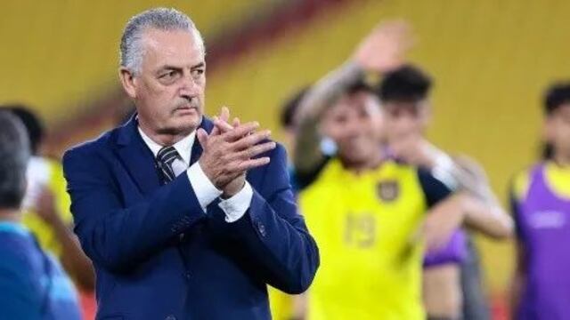 Acusan a Gustavo Alfaro de incluir a un jugador colombiano en el equipo.