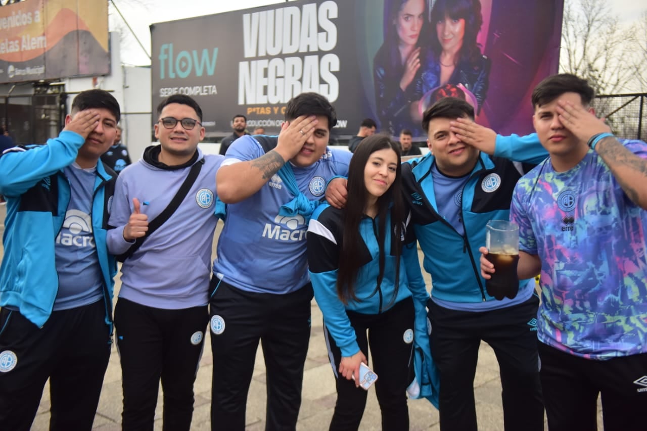 Los hinchas de Belgrano y otra muestra de amor masivo. Tremendo acompañamiento de los piratas en la Copa Argentina. (José Gabriel Hernández / Enviado a Rosario)
