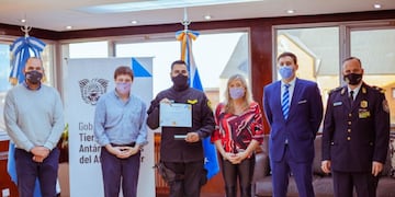 El Gobernador de la Provincia reconoció la labor de la Policía durante su aniversario.
