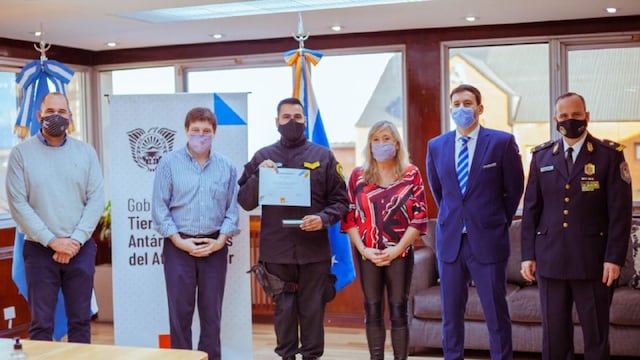 El Gobernador de la Provincia reconoció la labor de la Policía durante su aniversario.