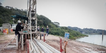 Se realizan perforaciones e inyecciones profundas para reforzar la impermeabilización y garantizar el abastecimiento.