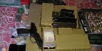 El arma, alguno de los panes de droga y el dinero que secuestró la policía en un allanamiento en el barrio Tres Estrellas.