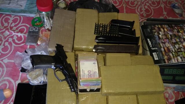 El arma, alguno de los panes de droga y el dinero que secuestró la policía en un allanamiento en el barrio Tres Estrellas.