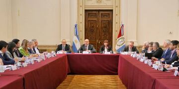 El rafaelino encabezó el encuentro junto a los ministros Marcos Corach, Celia Arena y Jorge Lagna.