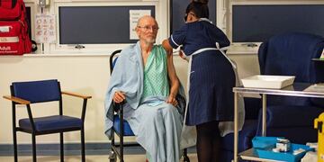 Williams Shakespeare fue la segunda persona en el mundo en recibir la vacuna de los laboratorios Pfizer contra el Covid-19.