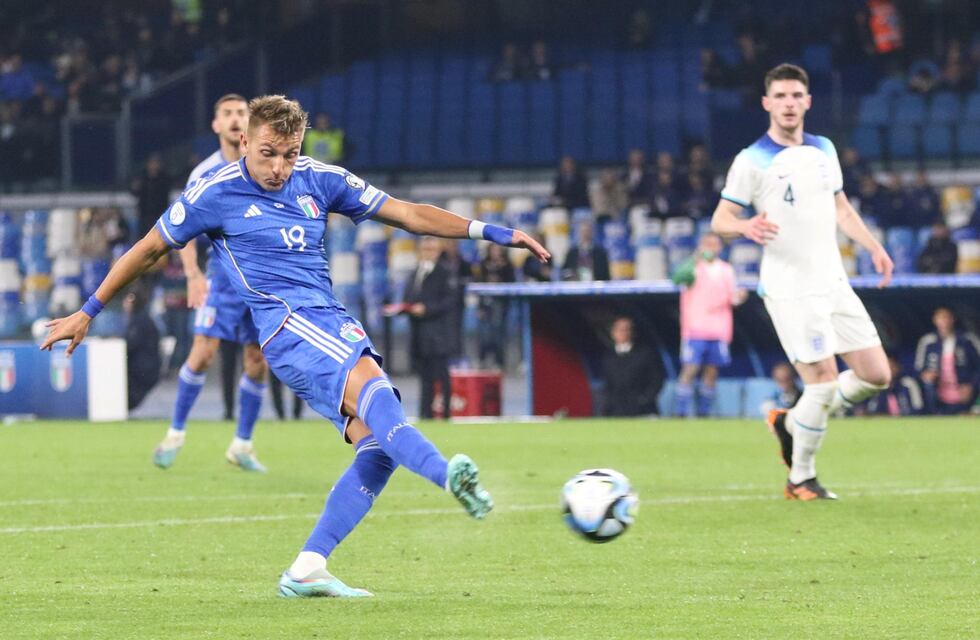 Mateo Retegui debutó con un gol en la derrota de la Selección de Italia frente a Inglaterra