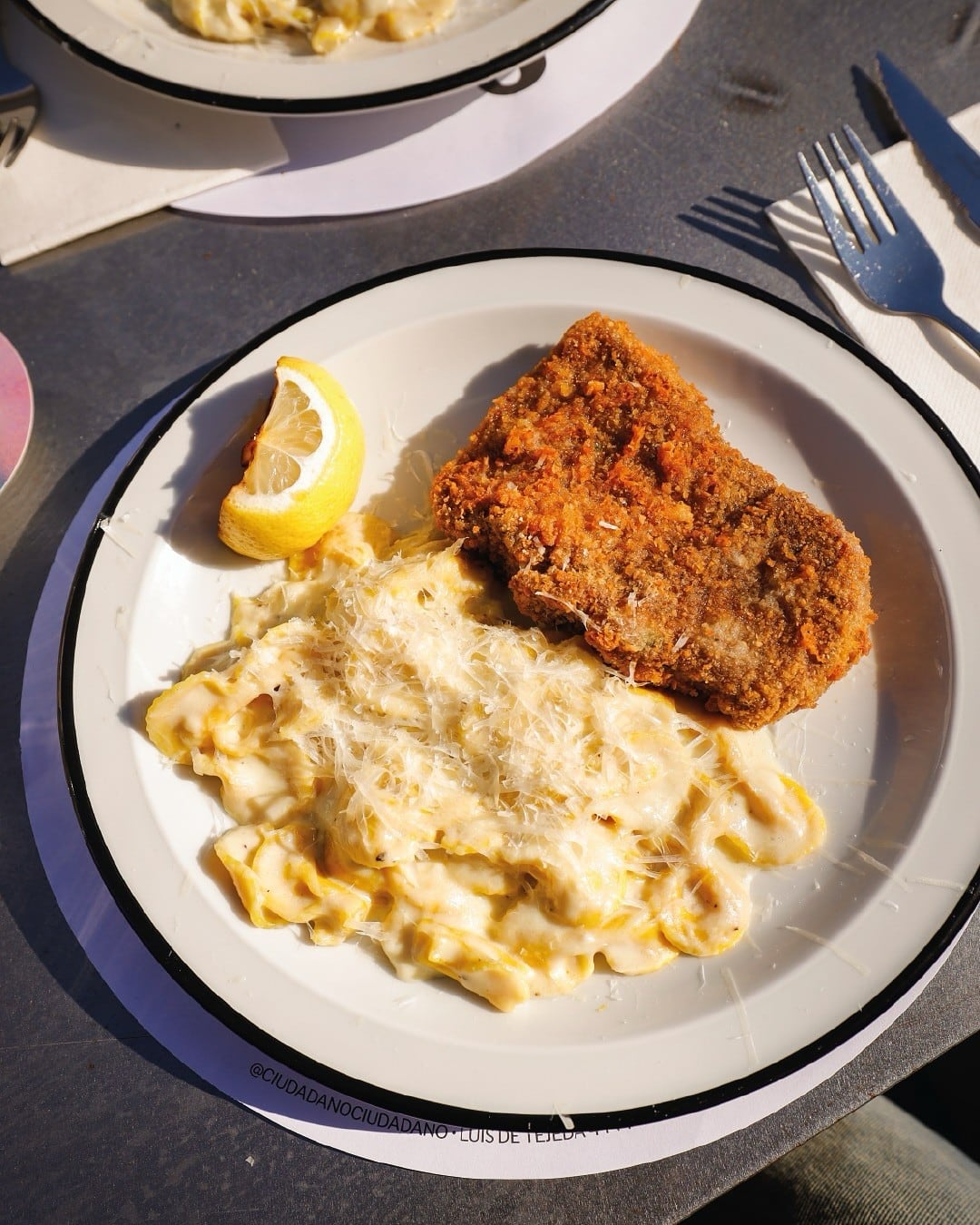 La mejor milanesa de Córdoba es de bife de chorizo y se acompaña con fideos moñito.