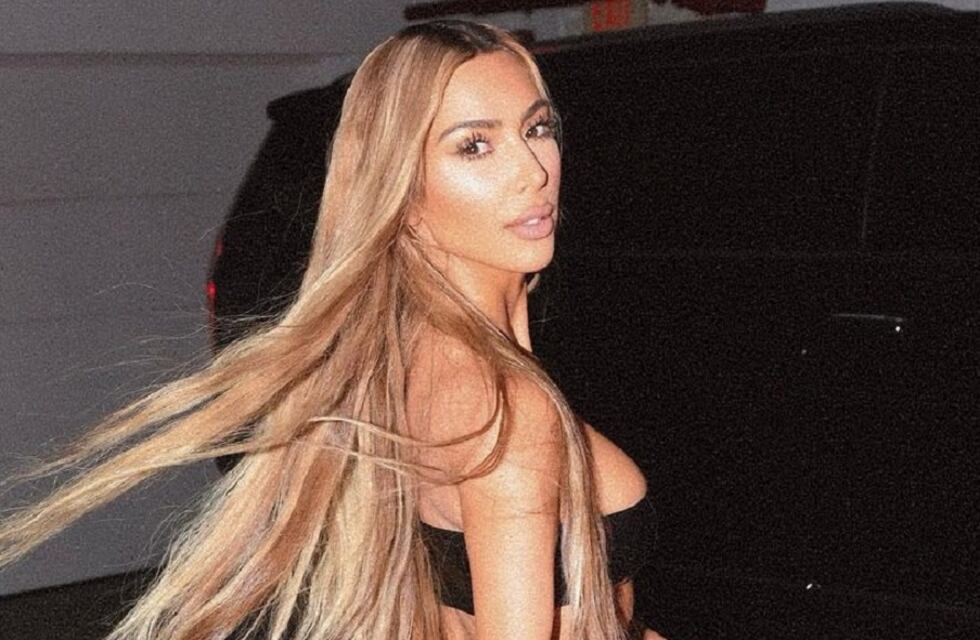 Kim Kardashian posó desde una playa paradisíaca en microbikini transparente y dejo atónitos a todos sus seguidores