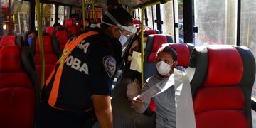 Los expertos plantean que es necesario mantener el uso obligatorio del barbijo contra el Covid en espacios cerrados, por ejemplo en el transporte público (José Hernández/La Voz).