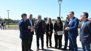 Héctor Michelutti y María Cecilia Gutiérrez -Secretario Administrativo y Vicerrectora de la UNRaf-, explica an el proyecto a Perotti, Filmus, Castellano y otros políticos