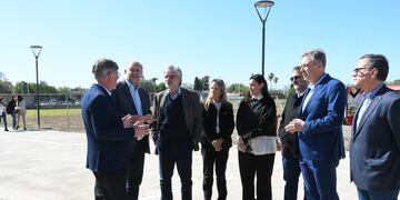 Héctor Michelutti y María Cecilia Gutiérrez -Secretario Administrativo y Vicerrectora de la UNRaf-, explica an el proyecto a Perotti, Filmus, Castellano y otros políticos