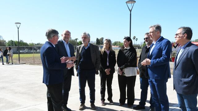 Héctor Michelutti y María Cecilia Gutiérrez -Secretario Administrativo y Vicerrectora de la UNRaf-, explica an el proyecto a Perotti, Filmus, Castellano y otros políticos