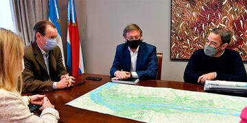 El gobernador se reunió con la fundación encargada de la donación.