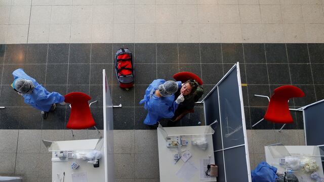 Un trabajador de la salud realiza un hisopado de coronavirus a una mujer en una terminal de autobuses en Buenos Aires. (Foto: REUTERS / Agustin Marcarian)