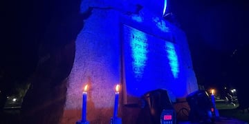 En el Día Internacional de la lengua de Señas iluminaron de azul el Monumento al Amigo