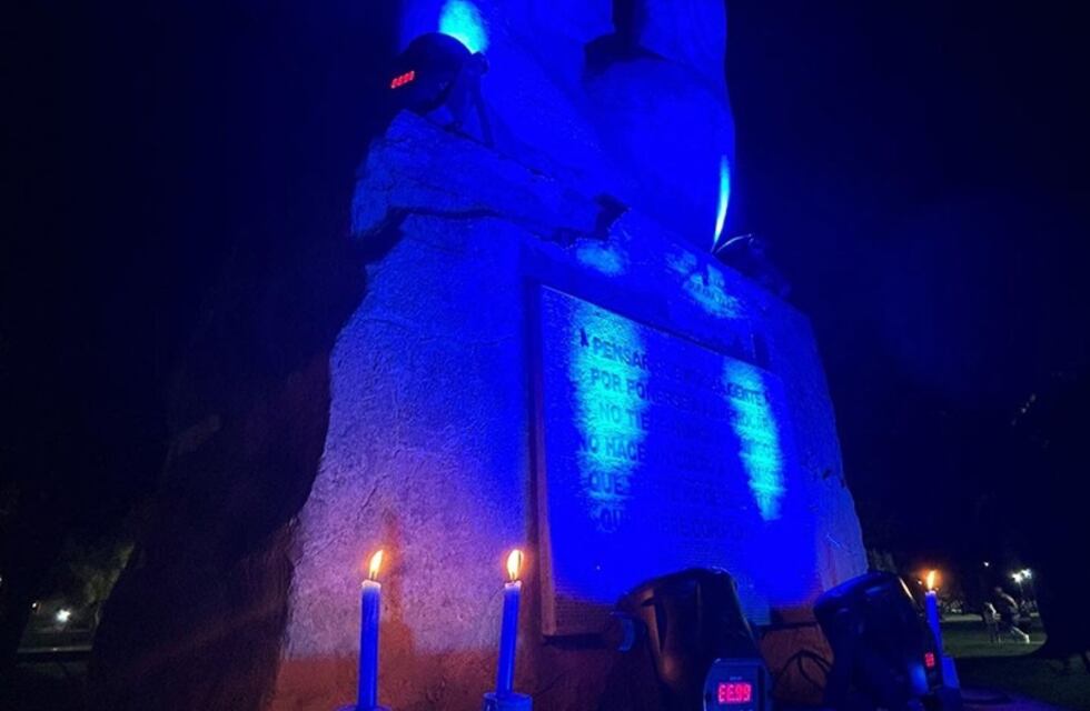 En el Día Internacional de la lengua de Señas iluminaron de azul el Monumento al Amigo en Tres Arroyos