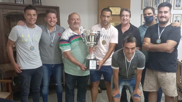 El presidente de la Liga Mendocina de Fútbol, Carlos Suraci entregó la copa a Andes Talleres, campeón del fútbol local, pero con un error en la placa: Copa Leopoldo Jacinto "Luquez".