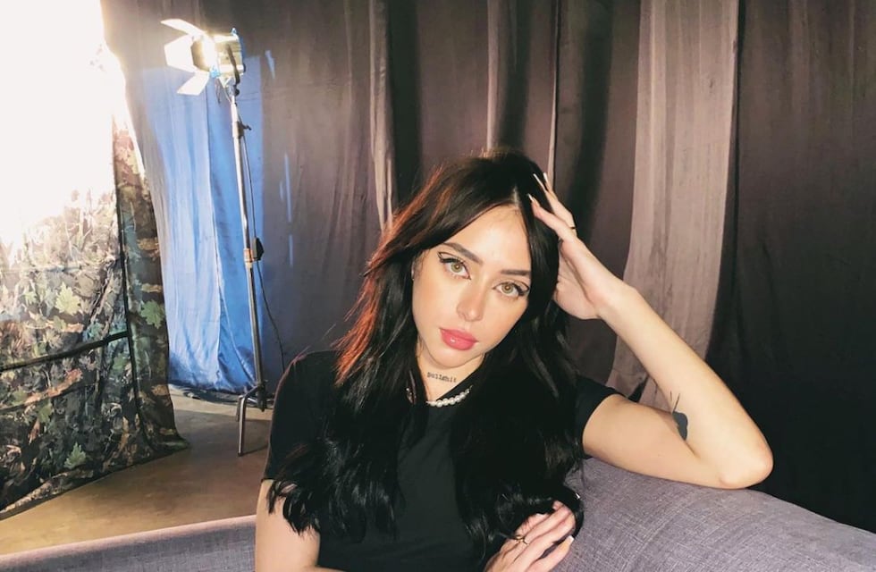 Nicki Nicole deslumbró en fotos con un descapotable para la revista Umomag