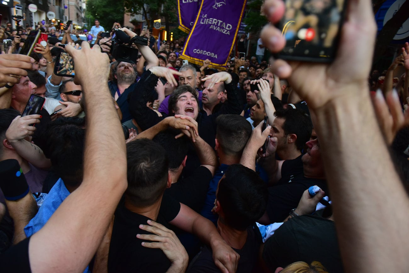 El presidente Javier Milei encabezó en Córdoba la Marcha de la Gratitud, acompañado por su hermana Karina y los diputados Gabriel Bornoroni y Gonzalo Roca. (Nicolás Bravo / La Voz)