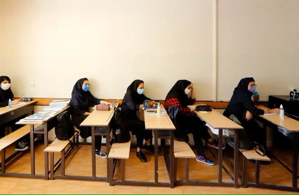Irán: investigan a grupos extremistas por casos de envenenamiento en escuelas de mujeres