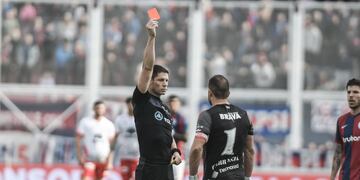 Penal para San Lorenzo y expulsión de Jorge Carranza. Y se terminó el partido para Instituto. (Foto Federico Lopez Claro).