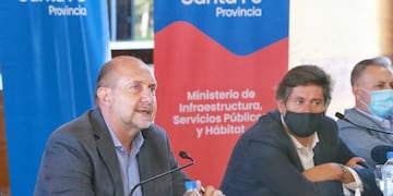 El rafaelino encabezó este lunes el acto de apertura de sobres para licitar obras hídricas en Funes. (@omarperotti)