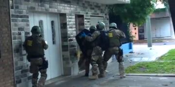 La Tropa de Operaciones Especiales (TOE) se hizo cargo del principal allanamiento en la zona sur de la ciudad. (Policía de Santa Fe)