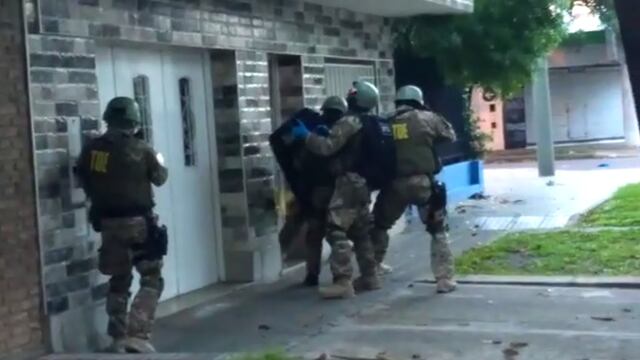 La Tropa de Operaciones Especiales (TOE) se hizo cargo del principal allanamiento en la zona sur de la ciudad. (Policía de Santa Fe)