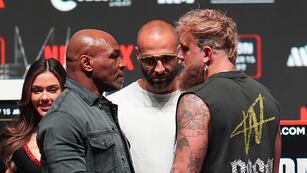 Mike Tyson, izquierda, y Jake Paul, derecha, se ecnaran durante la última conferencia de prensa previa a su pelea, el miércoles 13 de noviembre de 2024, en Irving, Texas. (AP Foto/Julio Cortez)