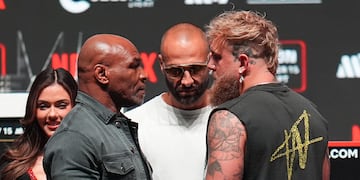 Mike Tyson, izquierda, y Jake Paul, derecha, se ecnaran durante la última conferencia de prensa previa a su pelea, el miércoles 13 de noviembre de 2024, en Irving, Texas. (AP Foto/Julio Cortez)
