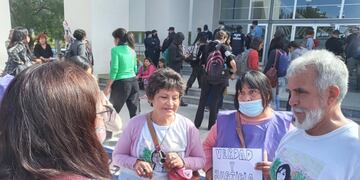 Primer día del juicio. Daniel y Susana, padrte y madre de la víctima, en las puerta de los tribunales de Cruz del Eje (La Voz)