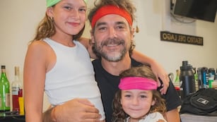 Pedro Alfonso junto a sus hijas Olivia y Filipa.